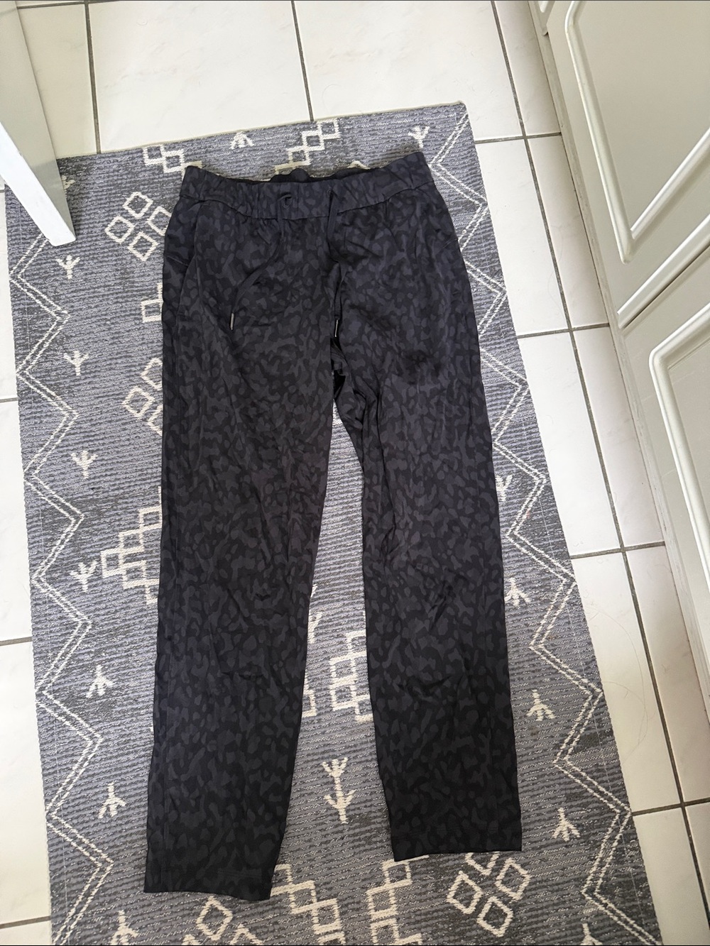Lululemon On the Fly Incognito Formation Camo Deep Coal 7/8 Pant Crop - Picture 2 of 7